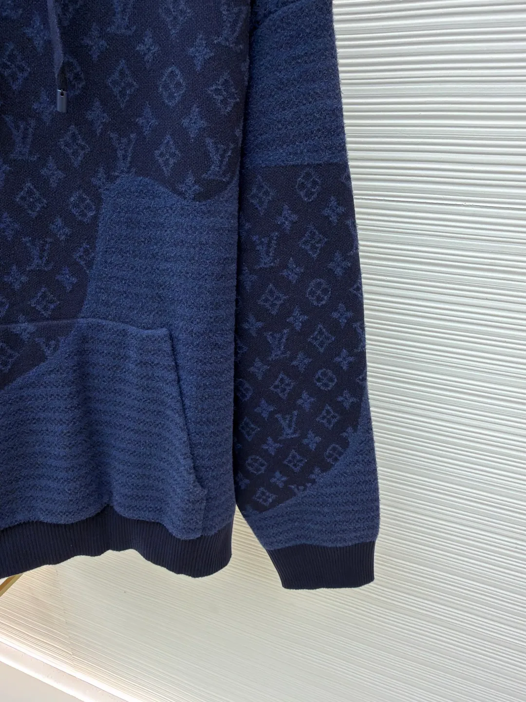 LOUIS VUITTON Holiday spliced ​​long-sleeved hooded pullover sweatshirt ●Original version: Purchased and developed by 16097 ●Item number: 1681356-C15 ●Fabric: 100% cotton ●Technology: knitted ●Color: navy ●Version: fitted version ●Weight: about 1010g ●Size: S-M-L-XL ●Description: This sweatshirt is made of wool blended knitted fabric, which is soft to the touch and has good warmth retention. The hooded design is equipped with a drawstring adjustment system, which can flexibly adjust the shape of the hood; the entire body of the garment displays the brand's classic Monogram pattern, which is made through multi-color jacquard knitting technology. The pattern texture is three-dimensional and layered. The body is equipped with a kangaroo pocket, which is practical and has a sense of design; the ribs on the cuffs and hem are made of high-elastic knitting technology to ensure fit and resilience. The overall cut is an oversize silhouette, and the splicing of the body uses seamless weaving technology to avoid exposed threads and improve wearing comfort. From the complex design of the jacquard pattern to the delicate processing of the knitted texture, every step reflects Louis Vuitton's exquisite control of luxury knitted items. It is a fusion of the brand's classic elements and casual style. The overall wiring is straight and delicate, the fabric is comfortable and soft, and the color is consistent without color difference. It can be matched with the same style to create a fashionable look and control various occasions. Customized accessories, complete with three standards, same style for men and women!